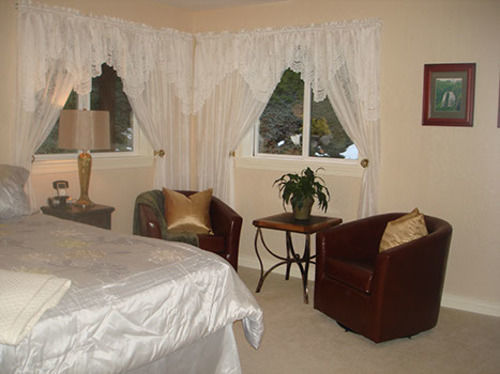 Fox Den Bed & Breakfast Bed & Breakfast